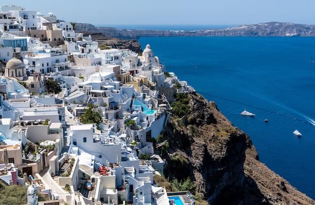 Descubra Santorini, a ilha grega conhecida por suas águas cristalinas e arquitetura branca